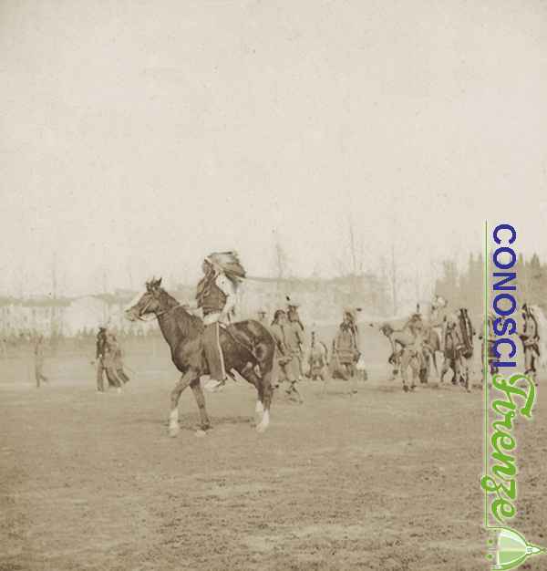 Un capo indiano a cavallo e la sua tribÃ¹, scena dello spettacolo western West Wild Show di Buffalo Bill