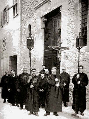 1927: la Compagnia di S. Maria della Croce al Tempio davanti alla sua chiesa.