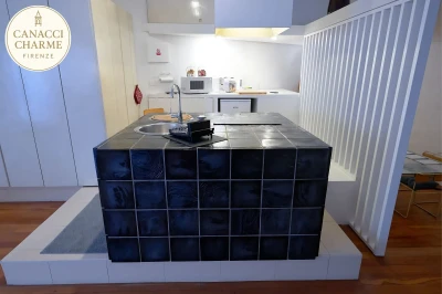 Cucina con isola nera e accessori moderni